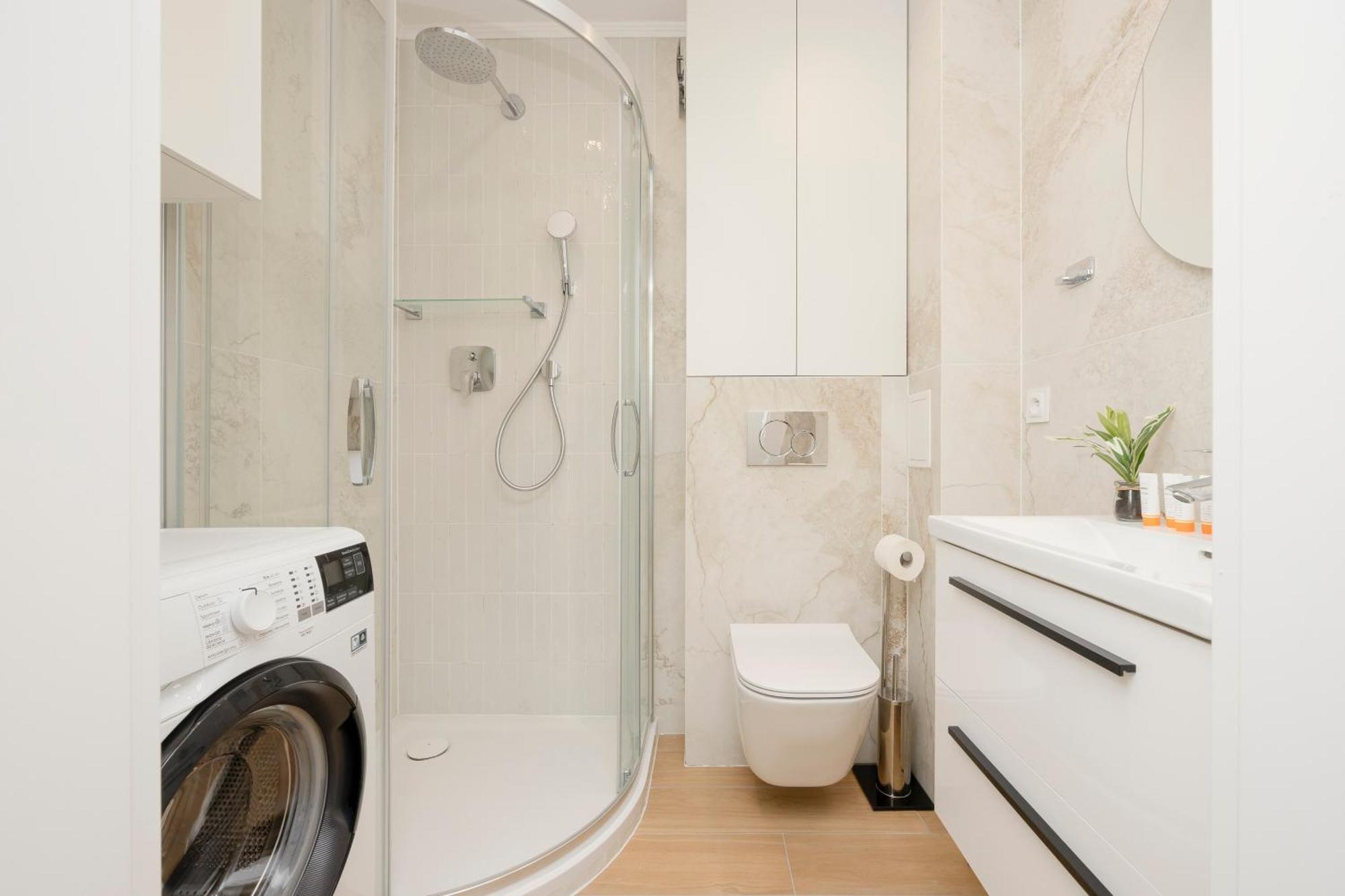 Comfortable Wola & Balcony By Renters Warszawa