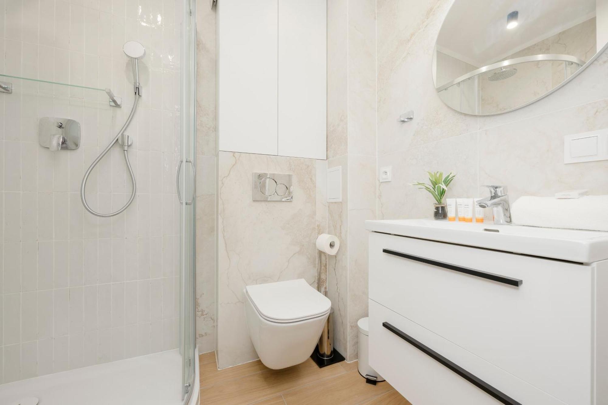 Comfortable Wola & Balcony By Renters Apartamento