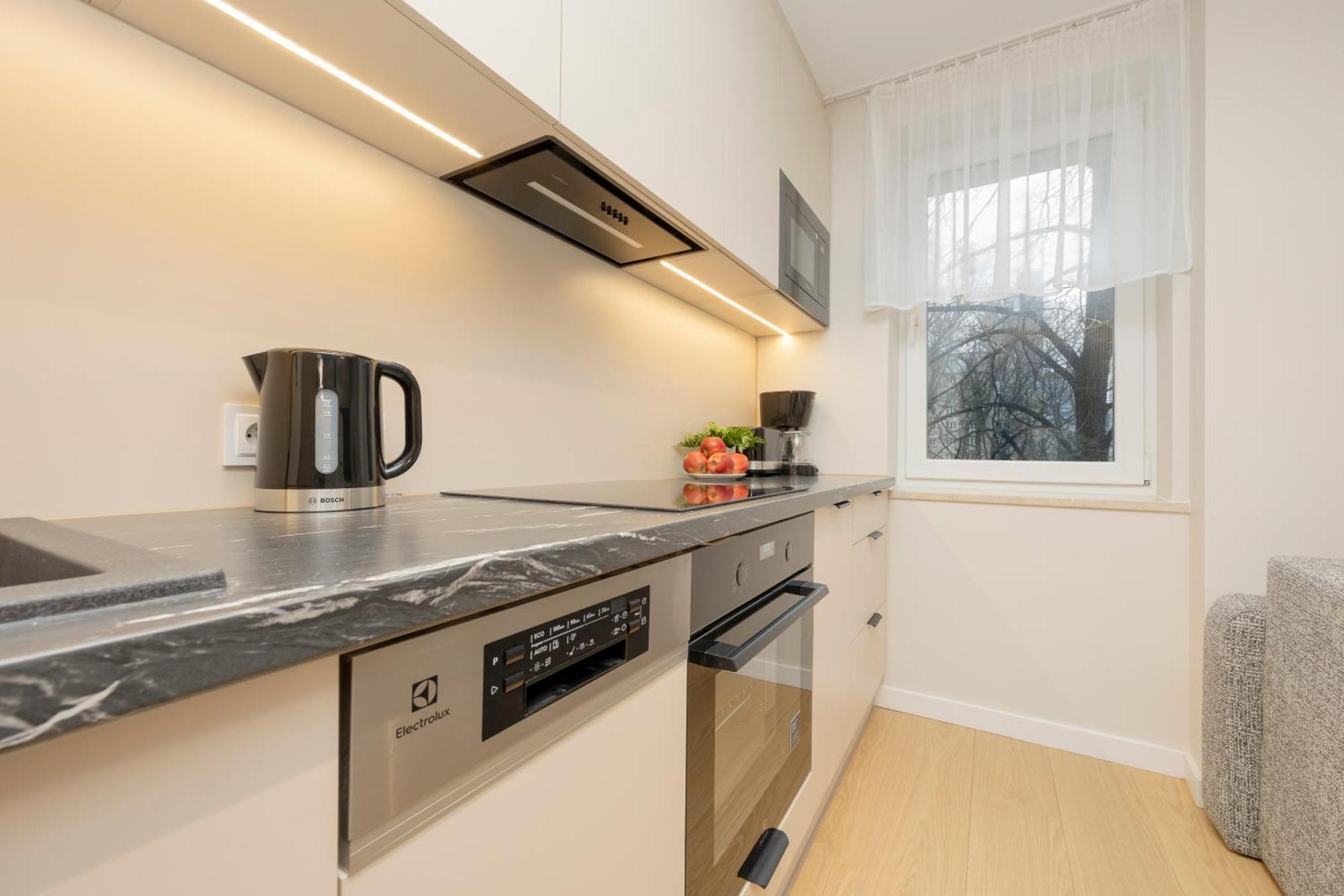 Apartamento Comfortable Wola & Balcony By Renters *